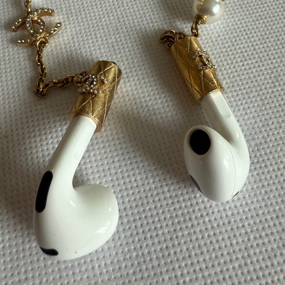 SOLD 💕Gold and White Modern Pearl Necklace